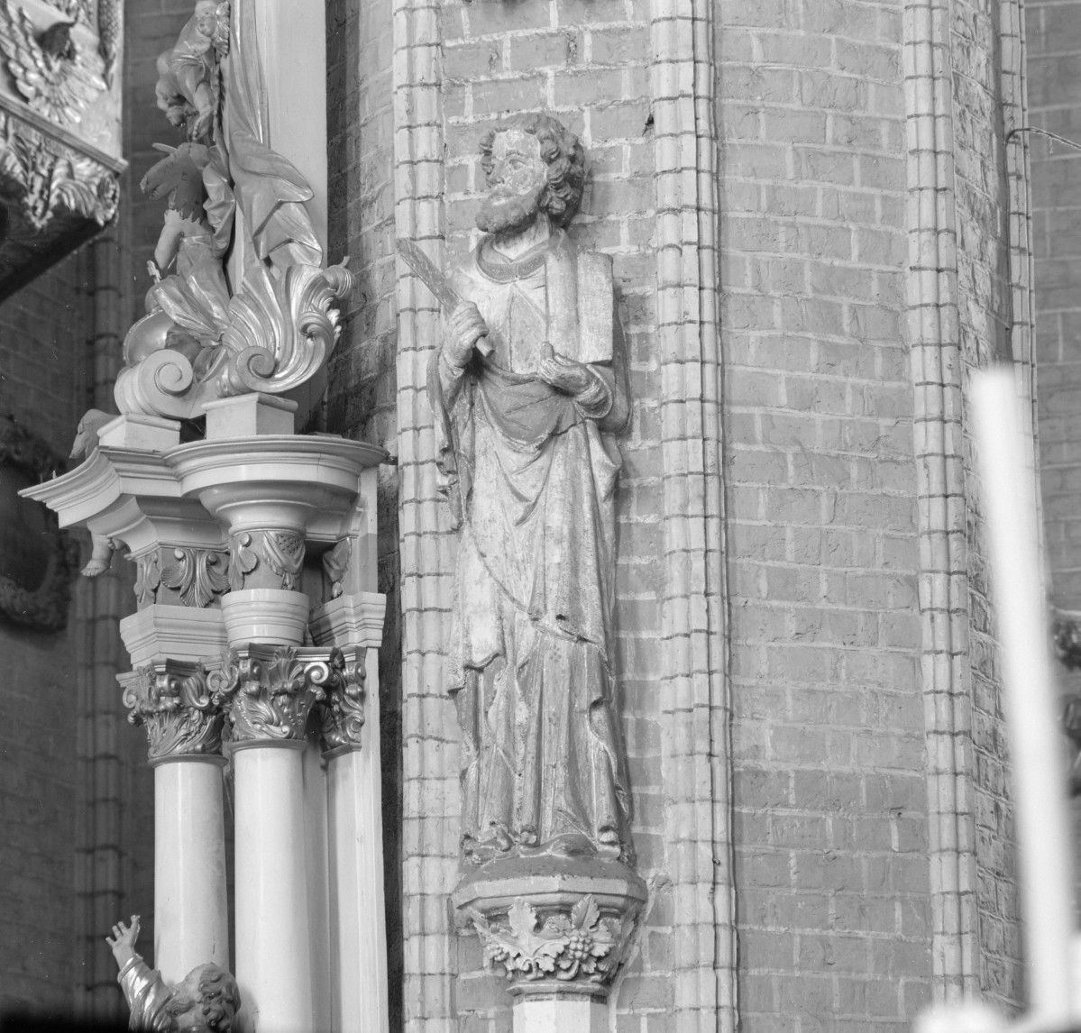 kościół pw. Wniebowzięcia Najświętszej Maryi Panny - wnętrze - rzeźba apostoła z 1325 r., skan 1