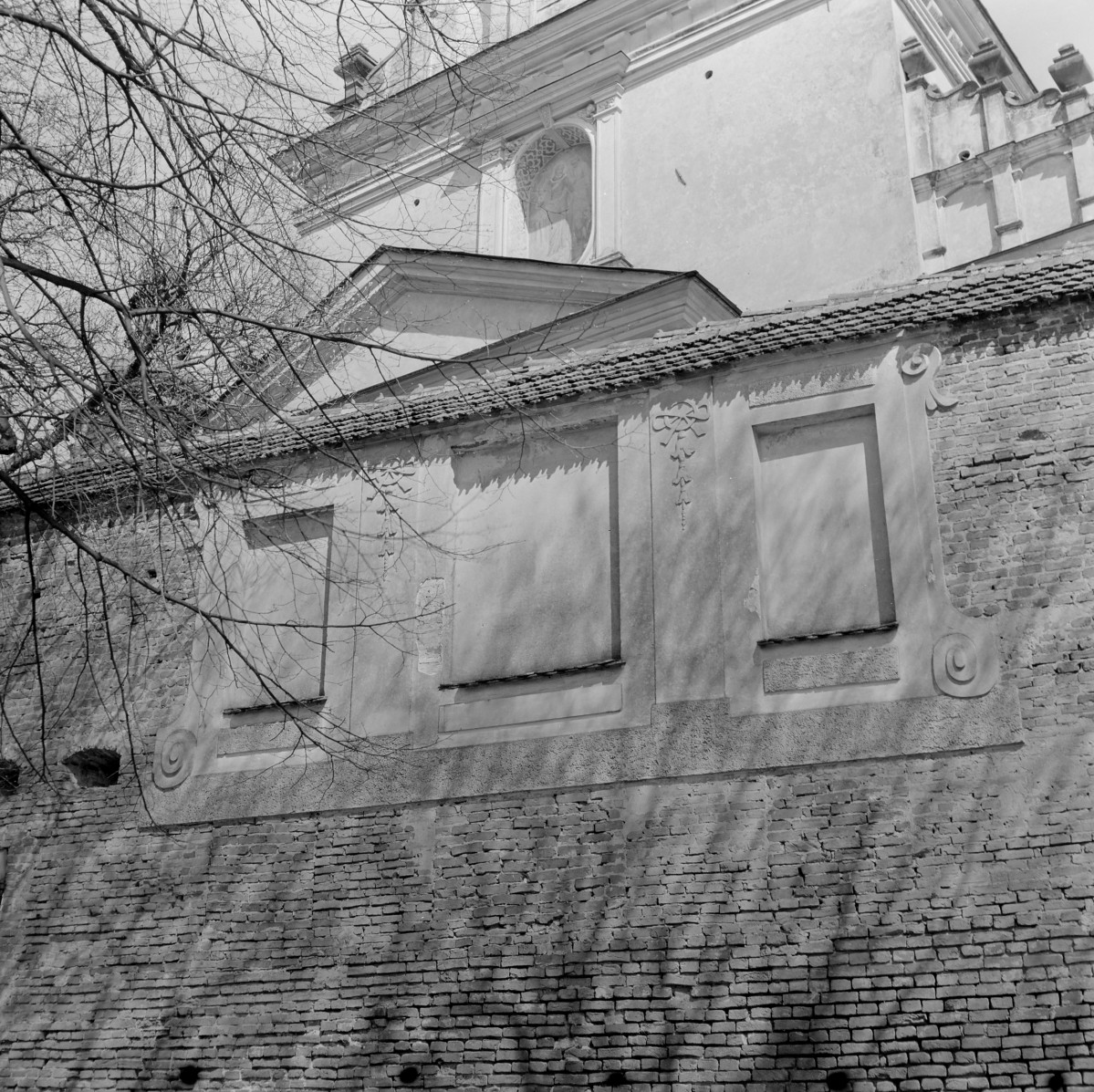 zespoł klasztorny Bernardynów - fragment muru obronnego z niszami 1. połowa XVIII w., skan 1