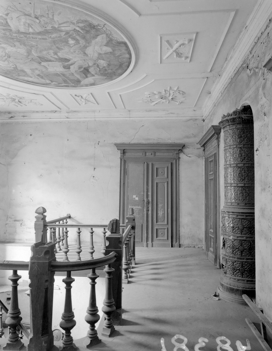 pałac - wnętrze: fragment klatki schodowej w skrzydle południowym, skan 1