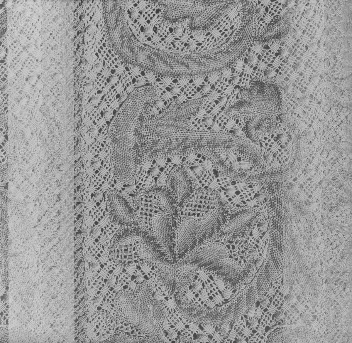 Skarbiec Katedralny - Ornat koronkowy. Haft Polski. XVIII. Fragment boku, środek., skan 1