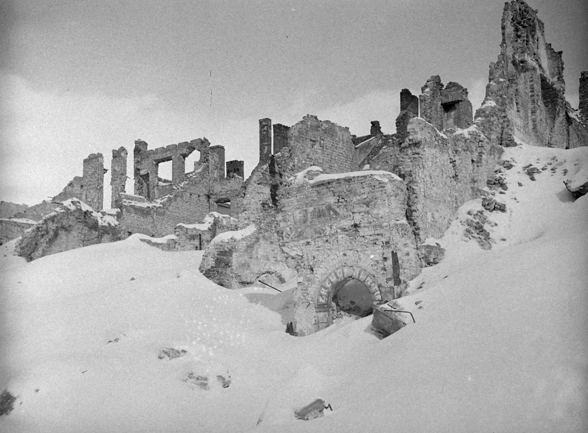 Zgliszcza i ruiny. Pierzeja wschodnie tzw. strona Franciszka Barssa. Przyziemie., skan 1