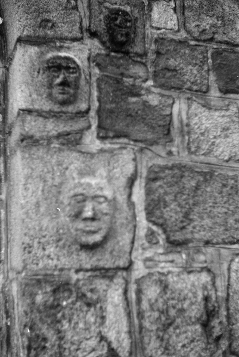 kościół NMP - fragment ściany. płaskorzeźby, skan 1