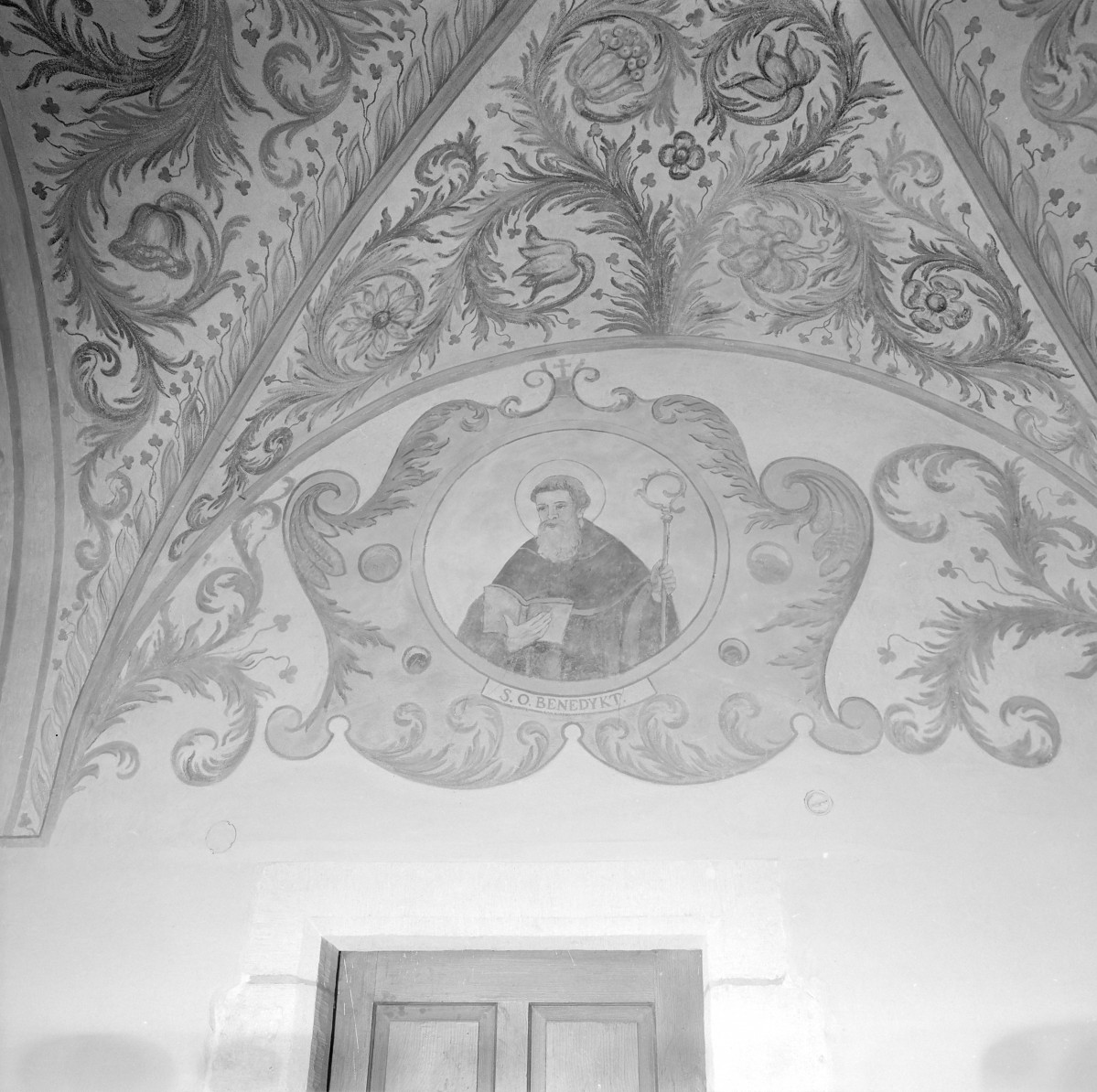 klasztor ss. Mniszek Benedyktynek - kościół pw. Najświętszej Maryi Panny i św. Wojciecha - wnętrze - polichromia korytarza przy chórze zakonnym - fragment, skan 1