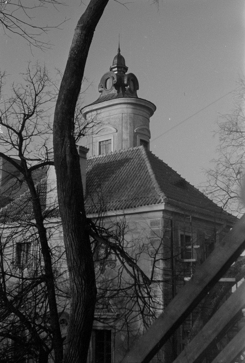 pałac Bielińskich - widok z dachu oficyny na pałac, skan 1