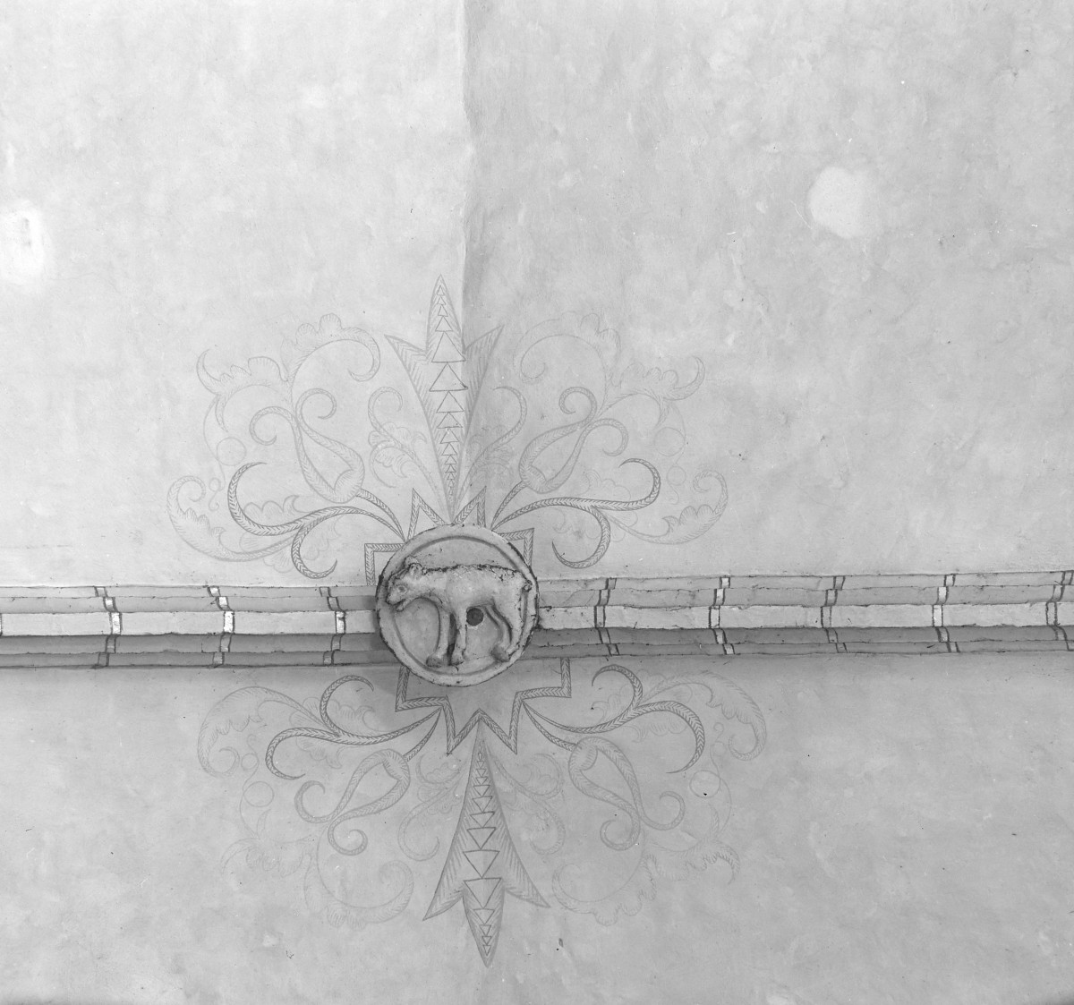 Kościół Wniebowzięcia Najświętszej Maryi Panny - wnętrze. Zwornik z wizerunkiem hieny. Sklepienie nawy., skan 1