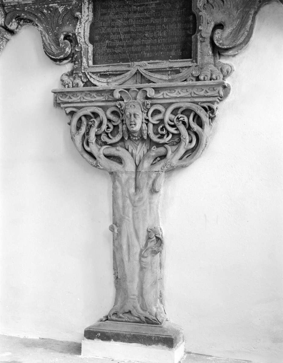 kościół pw. św. Marii Magdaleny, ob. katedra polskokatolicka - wnętrze: nagrobek fragment - cokół, skan 1