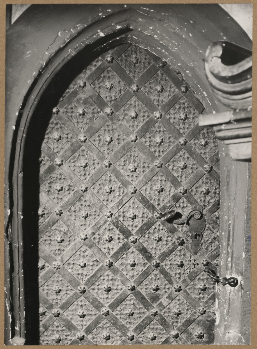 Katedra - wnętrze, portal i drzwi w kaplicy mansjonarzy, skan 1