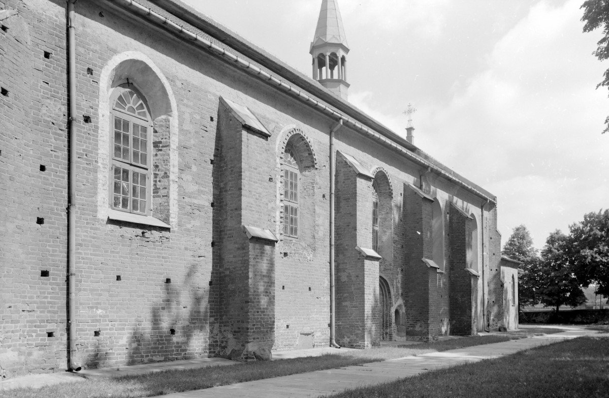 kościół Przemienienia Pańskiego - prezbiterium, elewacja boczna, skan 1