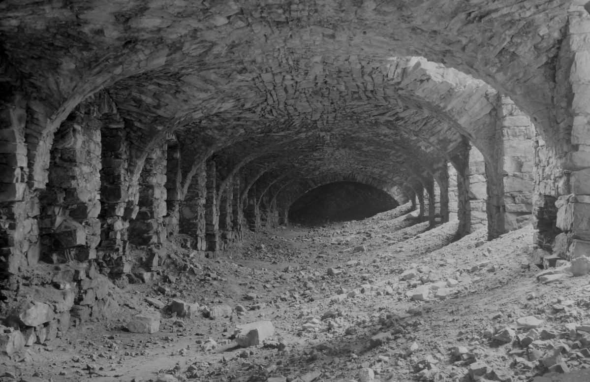 zamek Krzyżtopór - pałac Ossolińskiego - wnętrze przyziemia - stajnie w dolnej kondygnacji skrzydła gospodarczego, skan 1