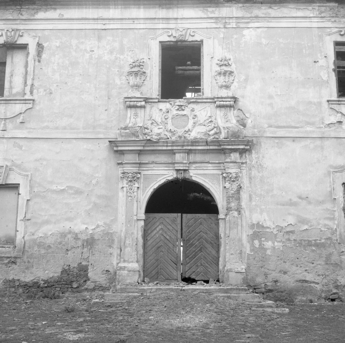 pałac - elewacja frontowa, portal, skan 1