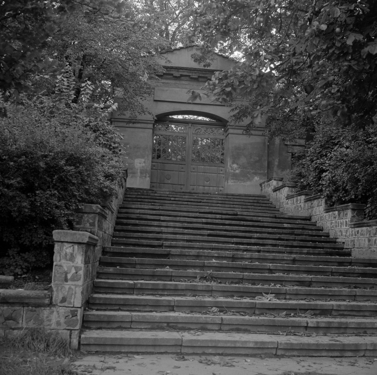 cmentarz ewangelicko-augsburski - brama cmentarna od ulicy Harcerskiej, skan 1