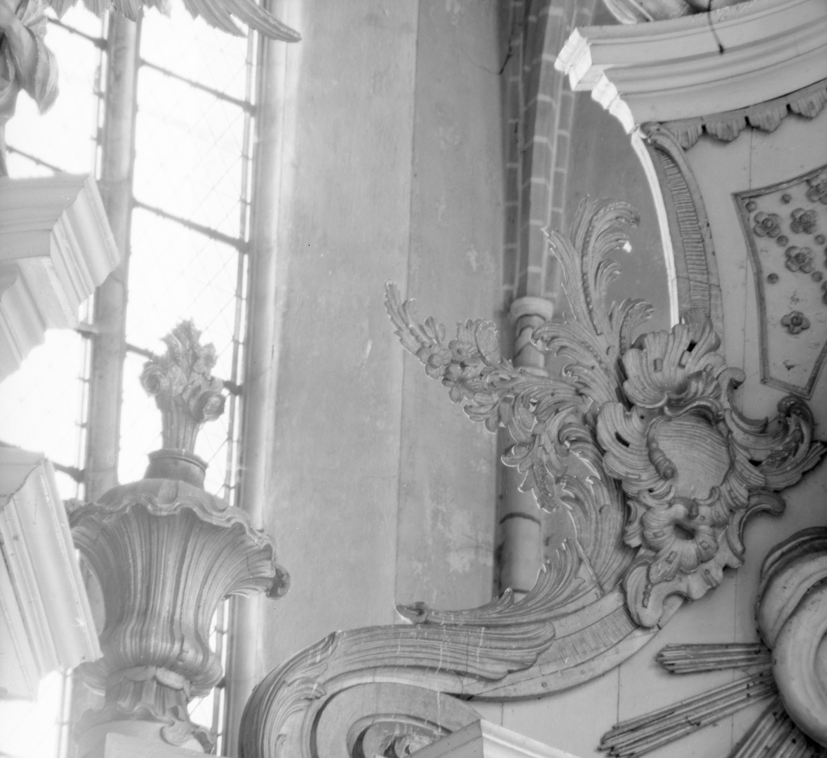 Kościół św. Piotra i św. Pawła - wnętrze: ołtarz główny, dekoracje., skan 1