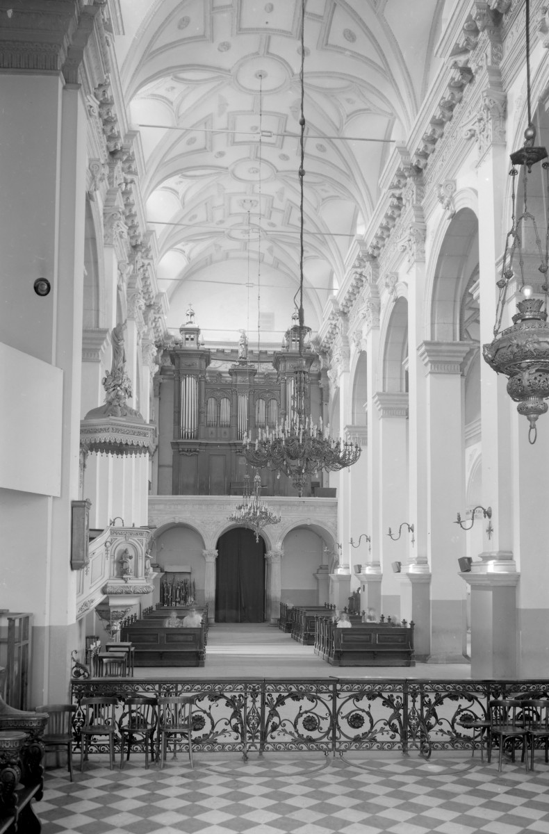 katedra Zmartwychwstania Pańskiego i św. Tomasza Apostoła - wnętrze: chór muzyczny i prospekt organowy, skan 1