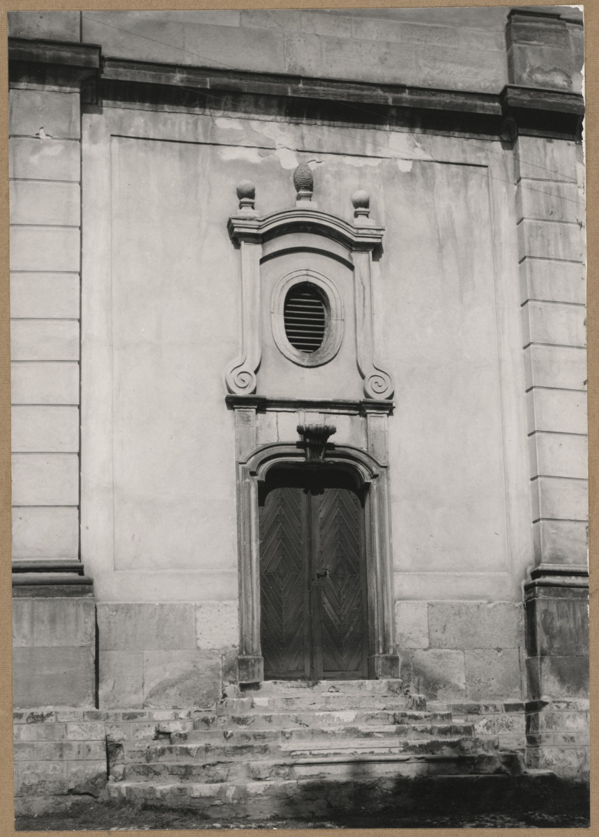 Zespół katedralny - dzwonnica, widok na portal, , skan 1