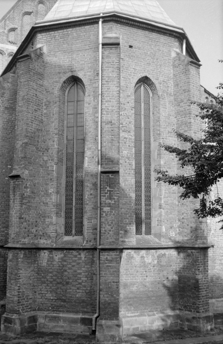 Bazylika kolegiacka Świętej Trójcy - elewacja prezbiterium., skan 1