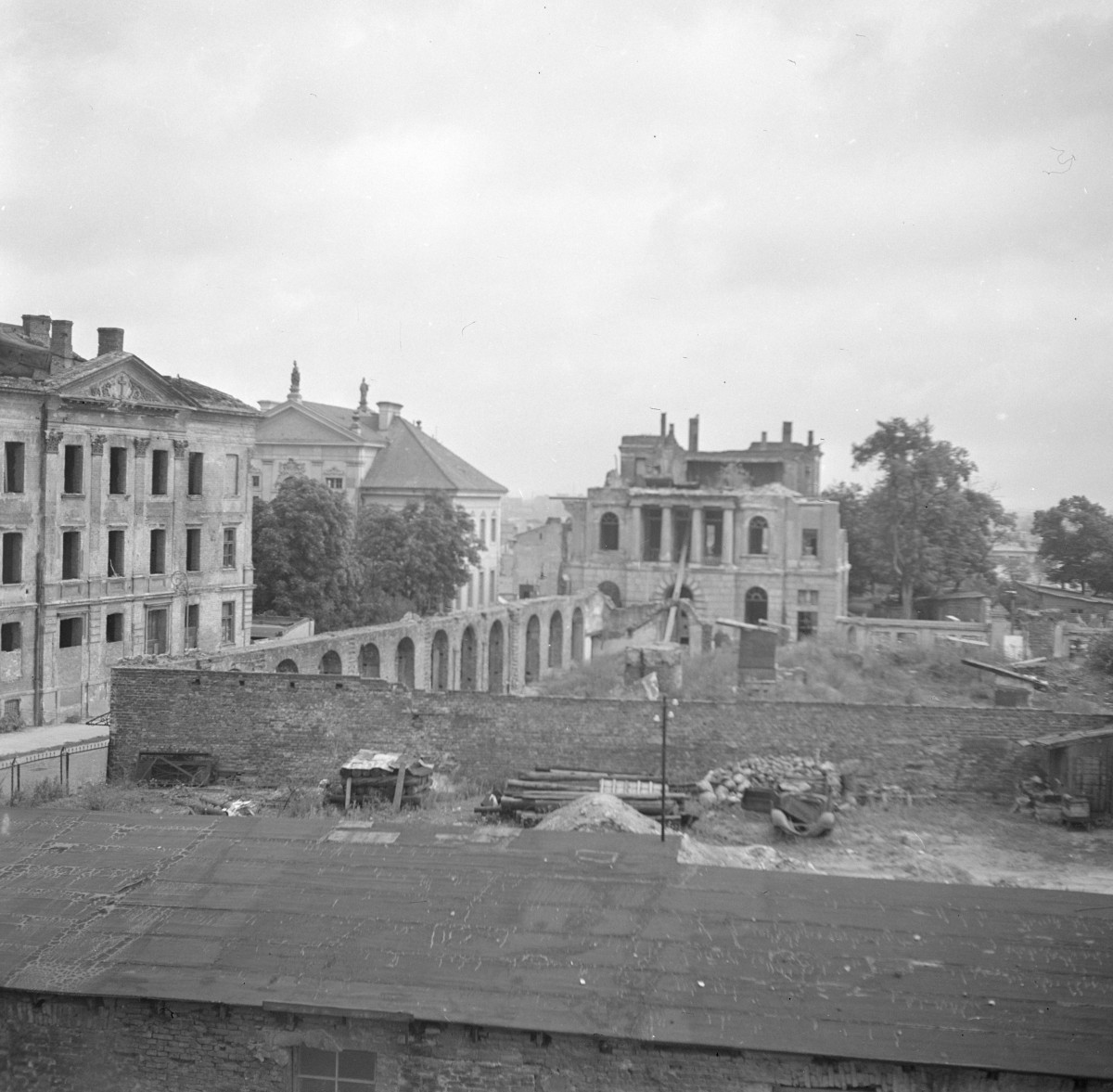 gmach Biblioteki Ordynacji Krasińskich - widok zewnętrzny, skan 1