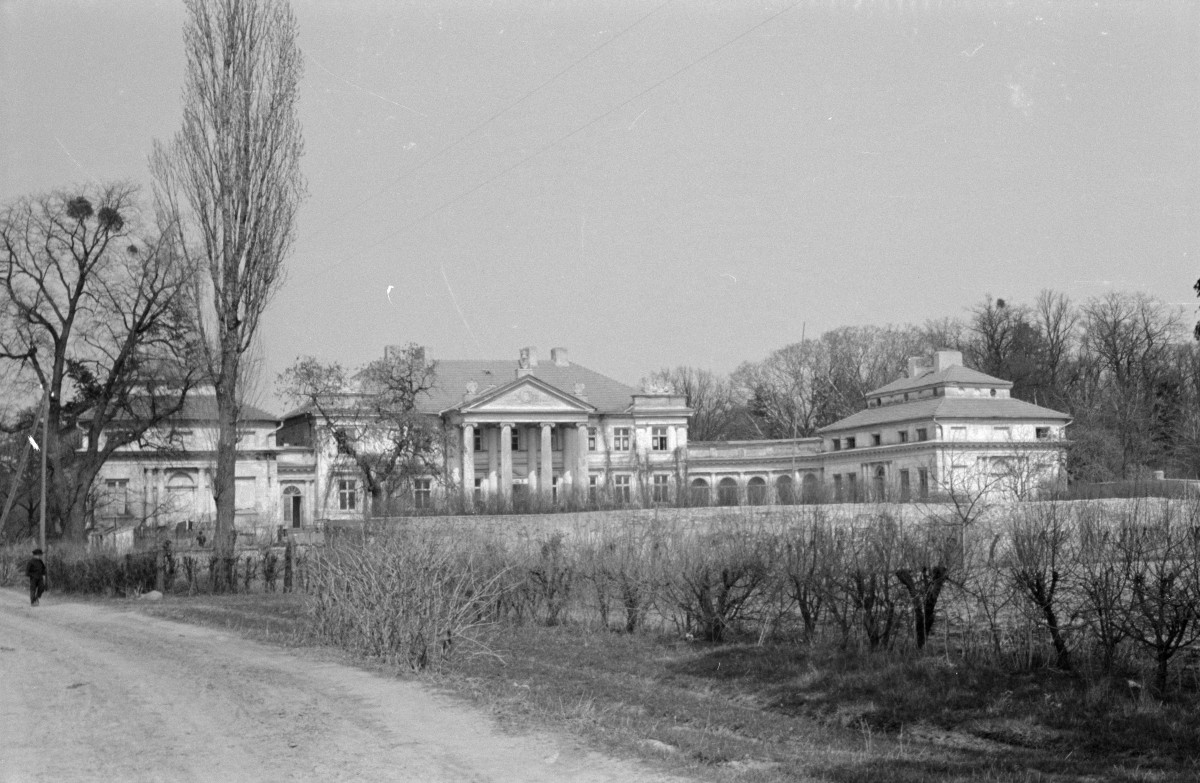 pałac - widok na strone frontową od południa, skan 1