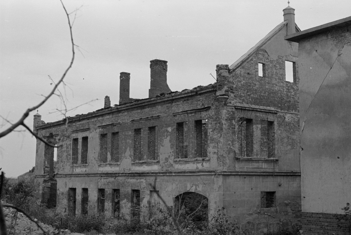 dom koło Liceum Hosianum - elewacja, skan 1