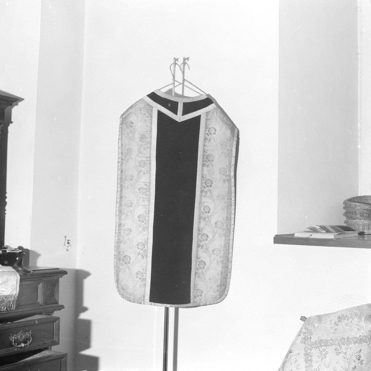 Kościół św. Karola Boromeusza - Ornat. Francja i Niemcy. 1770 - 80. Całość, tył., skan 1