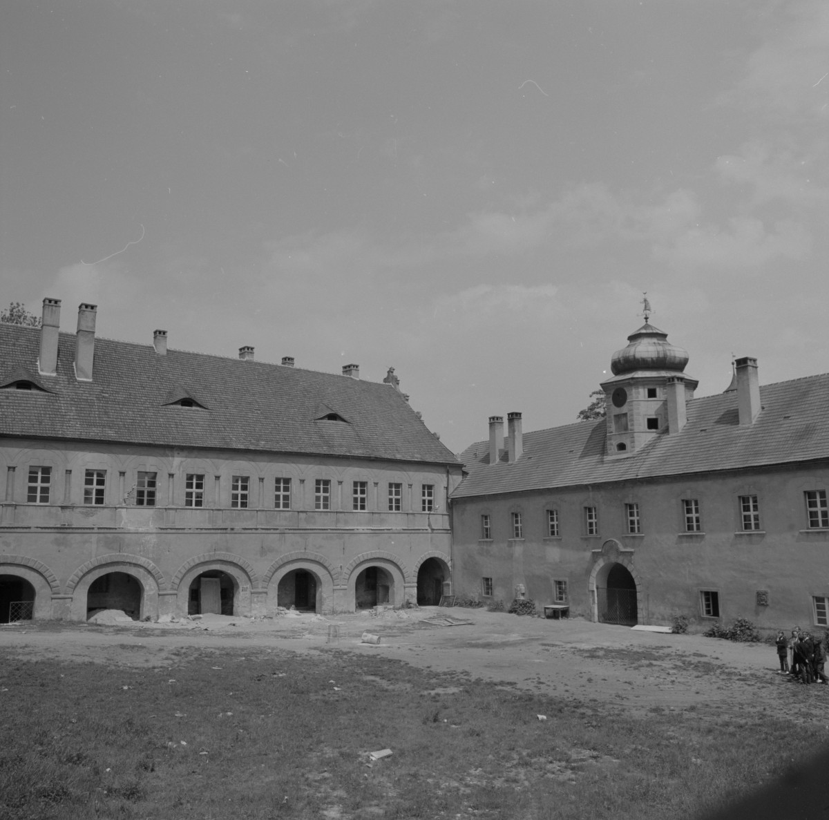 zamek Oppersdorffów - zamek dolny - dziedziniec - widok na skrzydło północne i wschodnie, skan 1