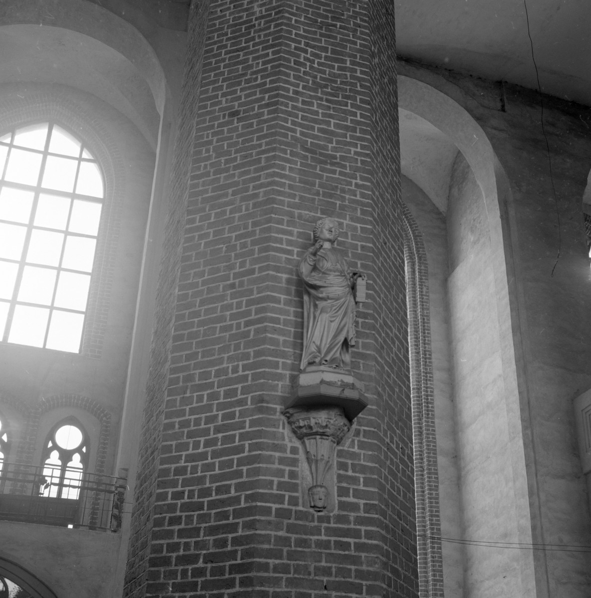 kościół rzymskokatolicki, ob. katedra pw. św. Mikołaja - wnętrze: figura świętego na filarze, skan 1