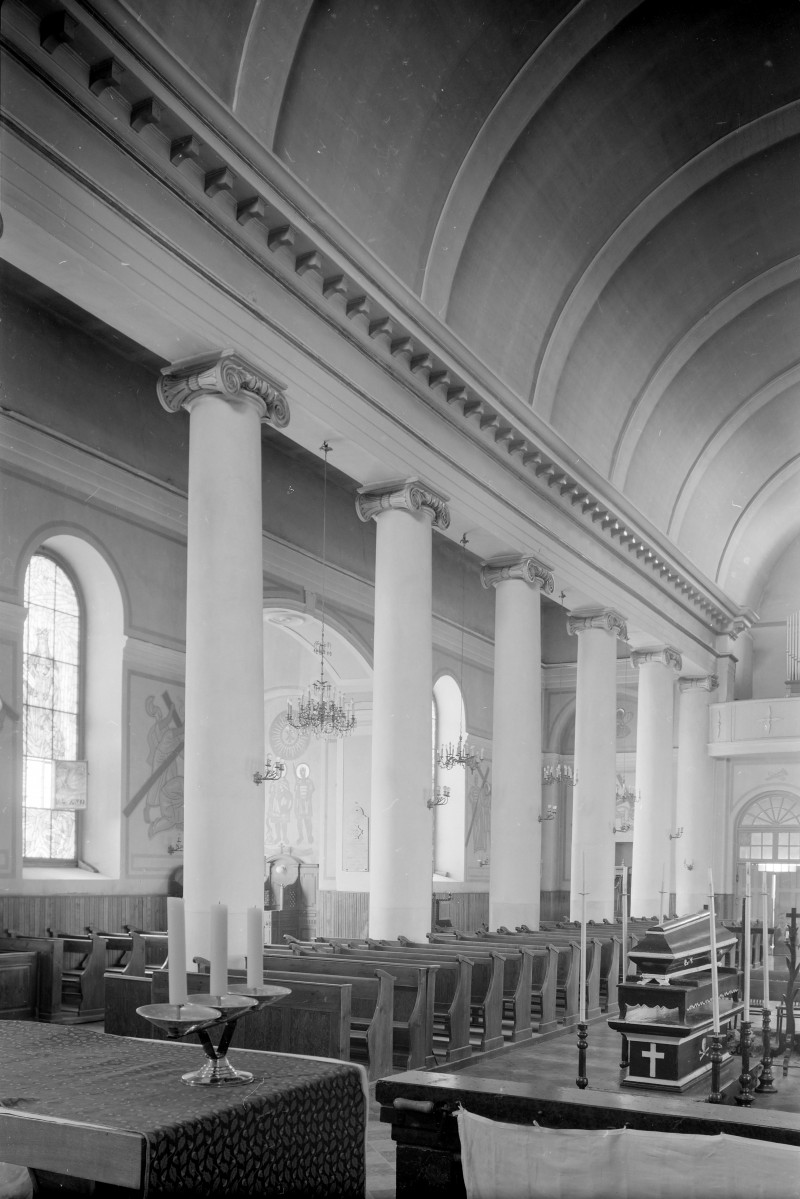 konkatedra św. Aleksandra - wnętrze: nawa główna, fragment chóru i prospektu organowego oraz nawy bocznej, skan 1