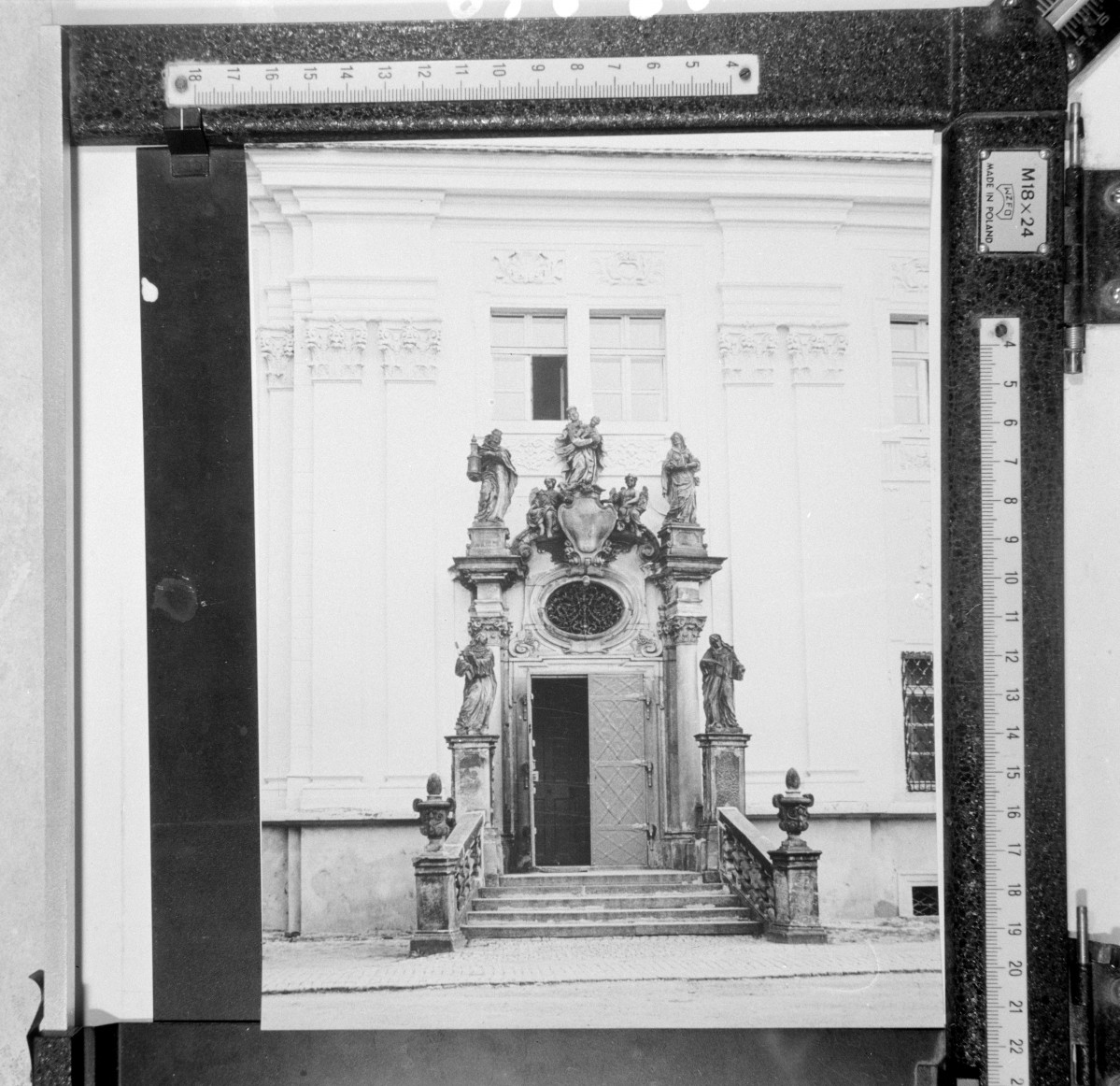 sanktuarium św. Jadwigi Śląskiej - klasztor Cysterek - skrzydło północne - elewacja zewnętrzna - portal, skan 1