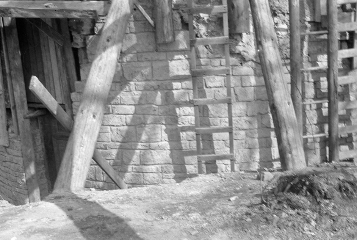 kaplica zamkowa - fragment rotundy i wejście, skan 1