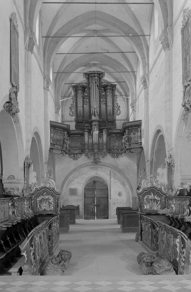opactwo cysterskie, kościół -  wnętrze: widok w stronę chóru muzycznego, skan 1