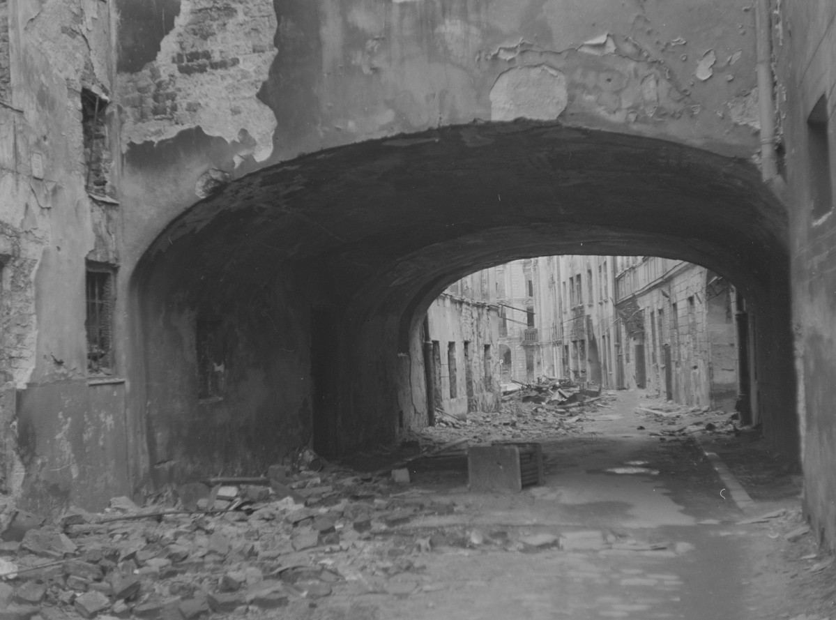 Tzw. "Most Westchnień". Zniszczona zabudowa miejska, kamienice. , skan 1