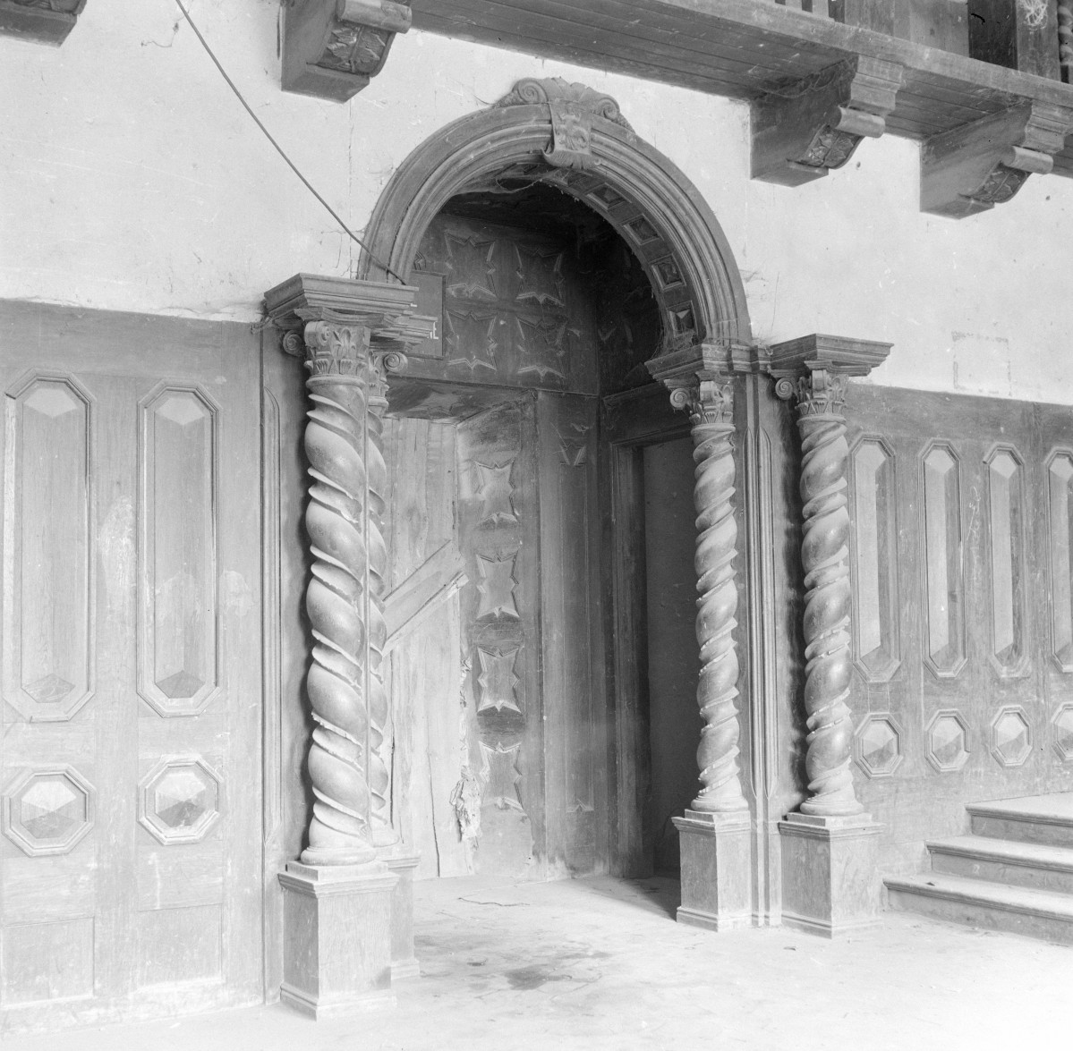 pałac Kuczyńskich - wnętrze - hall - portal, skan 1