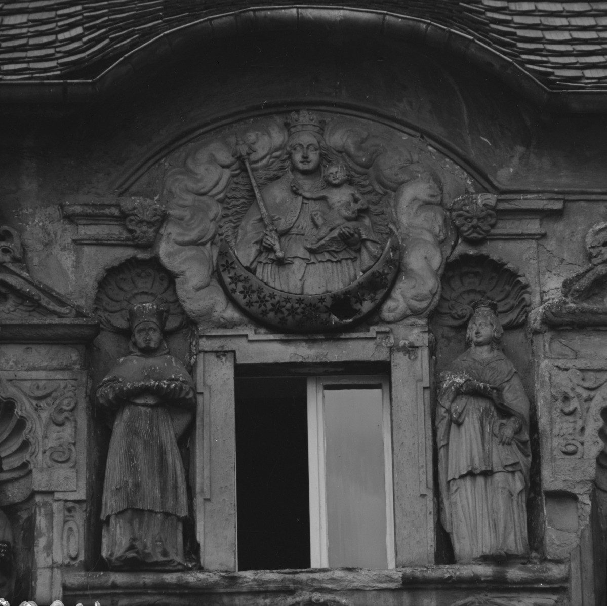 zamek Oppersdorffów - zamek dolny - elewacja frontowa wschodnia - brama - portal - fragment Madonna z Dzieciątkiem, skan 1