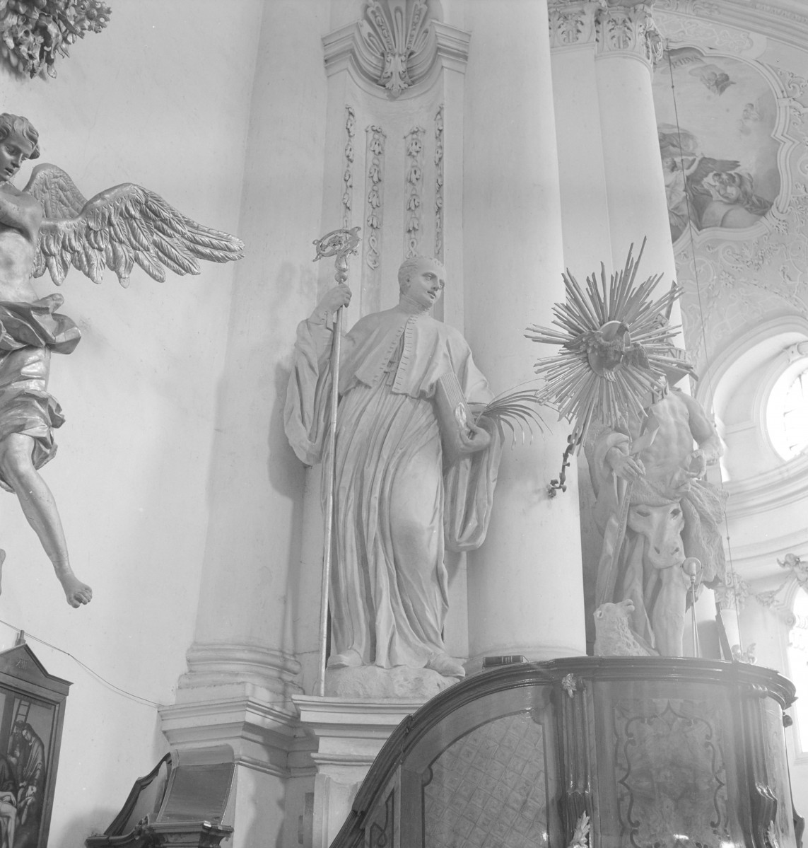 Bazylika św. Jadwigi - wnętrze: figura świętego, skan 1