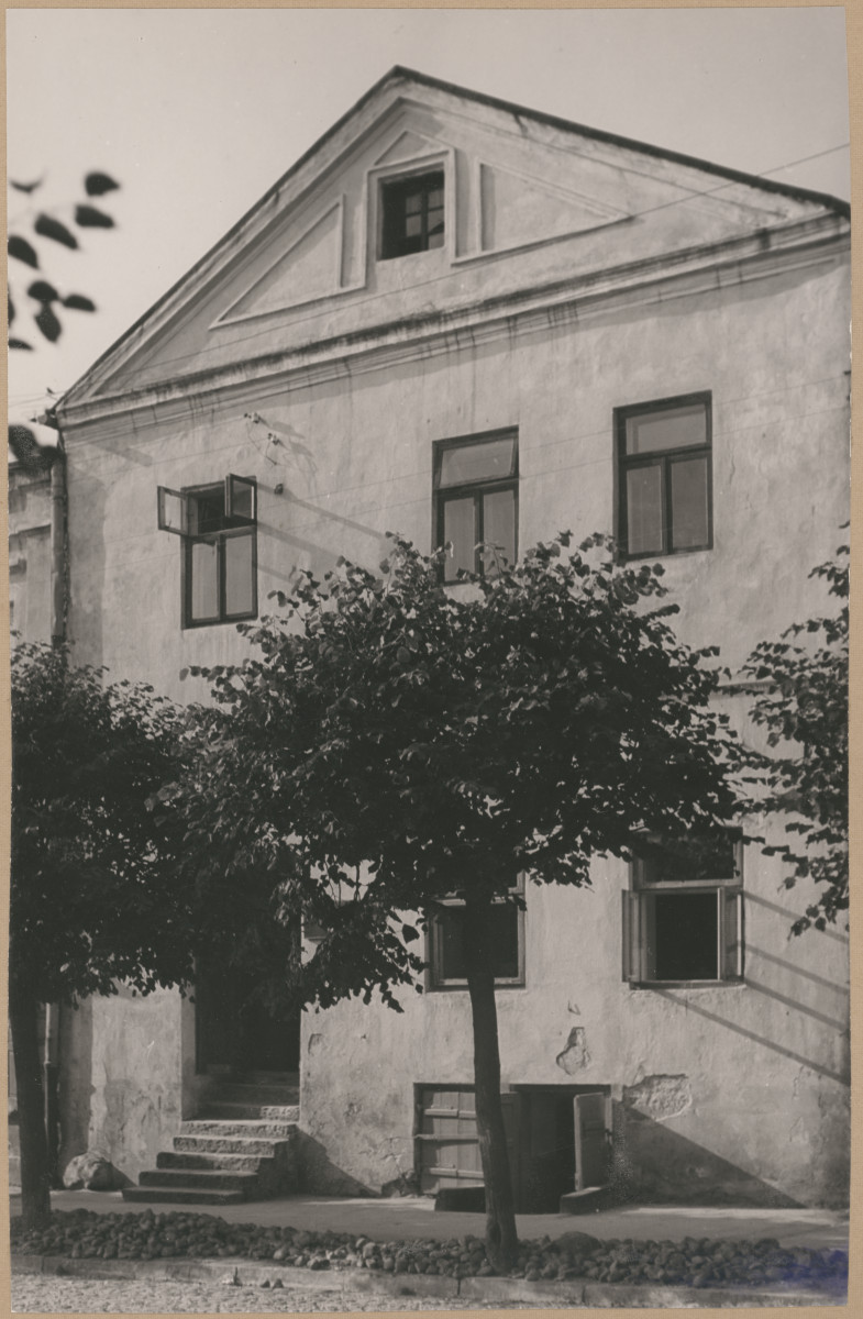 Miasto - rynek, widok elewacji kamienicy

 , skan 1