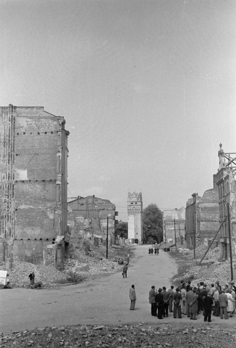 wieża Bramy Wrocławskiej oraz kamienice - elewacje, skan 1