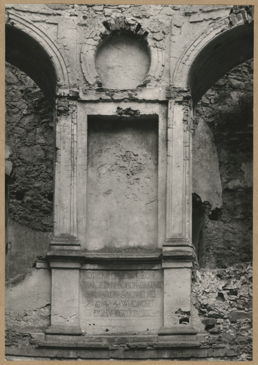 Ruiny zamku  Krzyżtopór  -  fragment dekoracji architektonicznej elewacji I p. korpusu głównego , skan 1