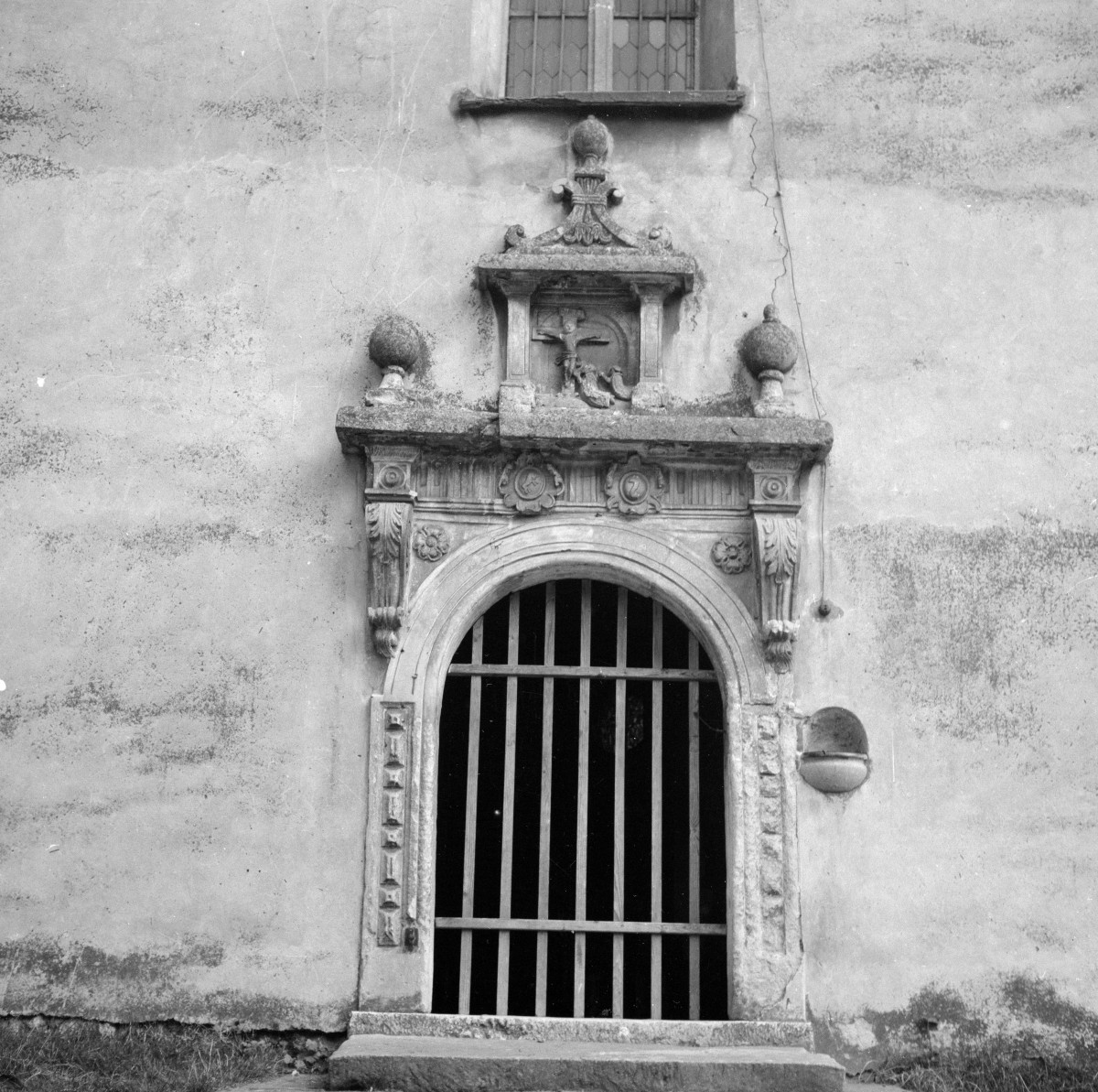 kościół św. Idziego - elewacja, portal, skan 1
