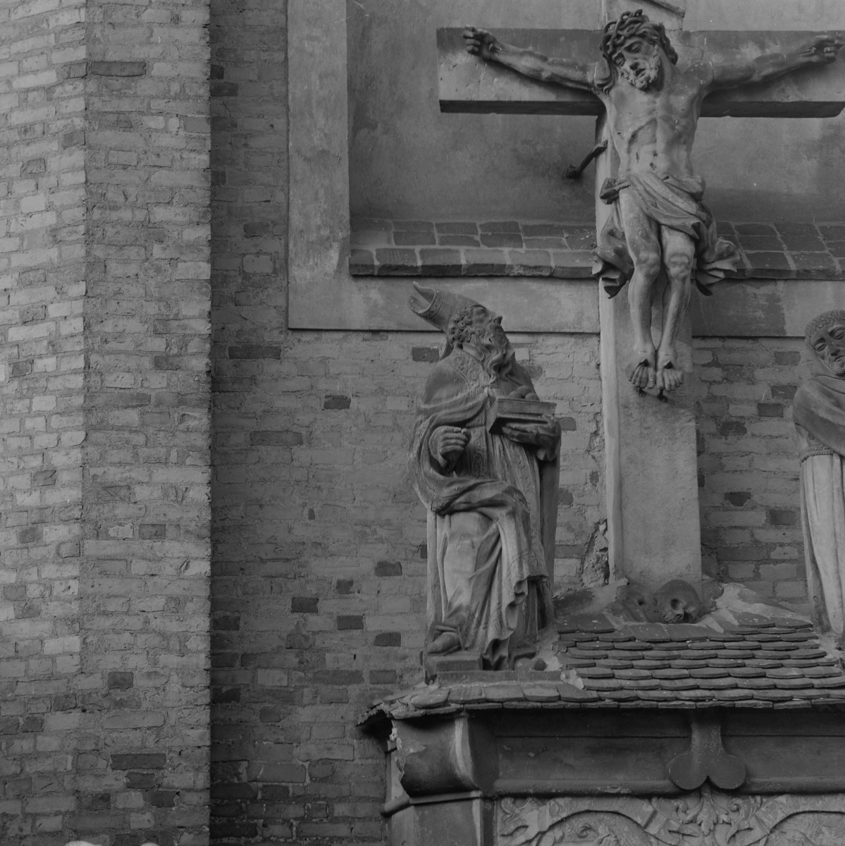 kościół św. Józefa - prezbiterium, grupa rzeźbiarska przedstawiająca Ukrzyżowanie, skan 1