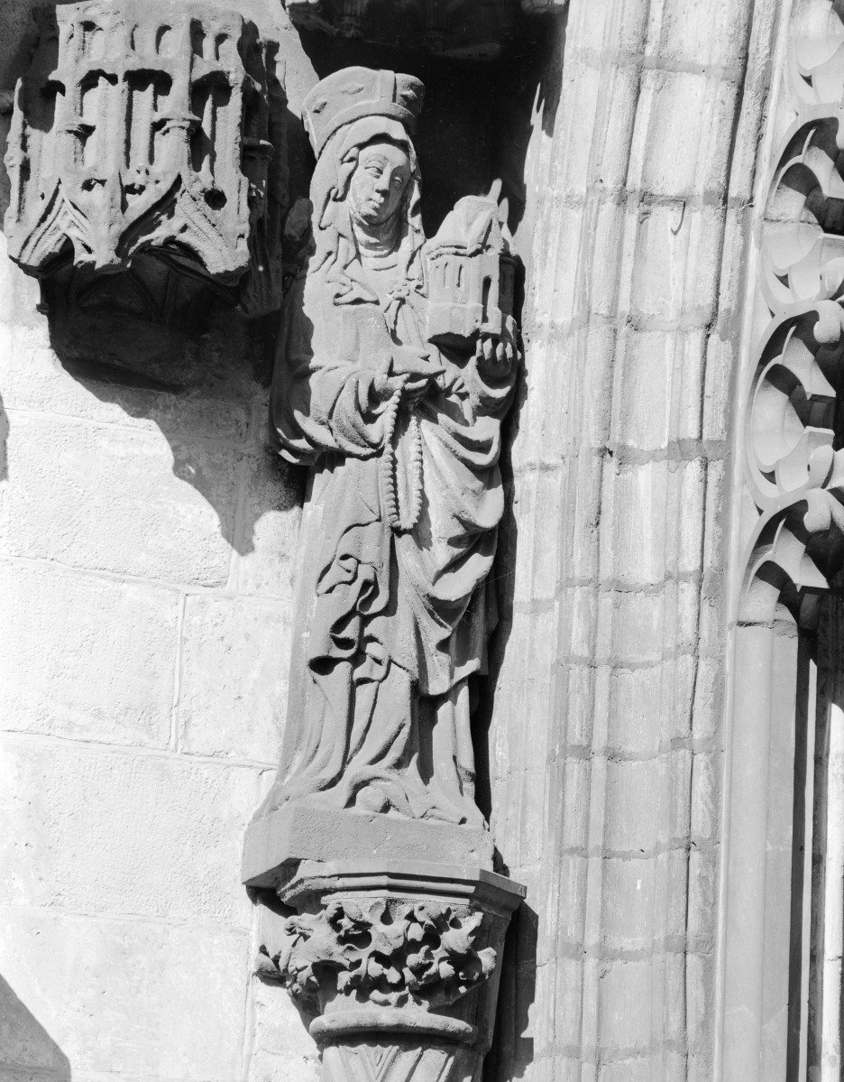 Katedra pw. św. Jana Chrzciciela - portyk zach., figura św. Jadwigi Śląskiej z bucikami w jednej, a miniaturką kościoła (w Trzebnicy?) w drugiej dłoni., skan 1
