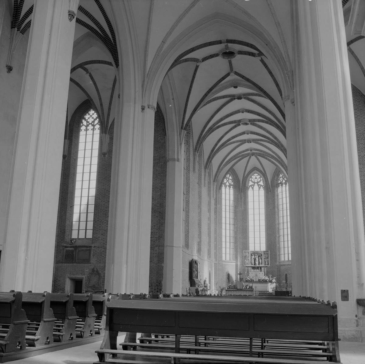 Kolegiata Świętego Krzyża i św. Bartłomieja - wnętrze prezbiterium. Widok w kierunku ołtarza głównego. Sklepienie gwiaździste. Filary., skan 1