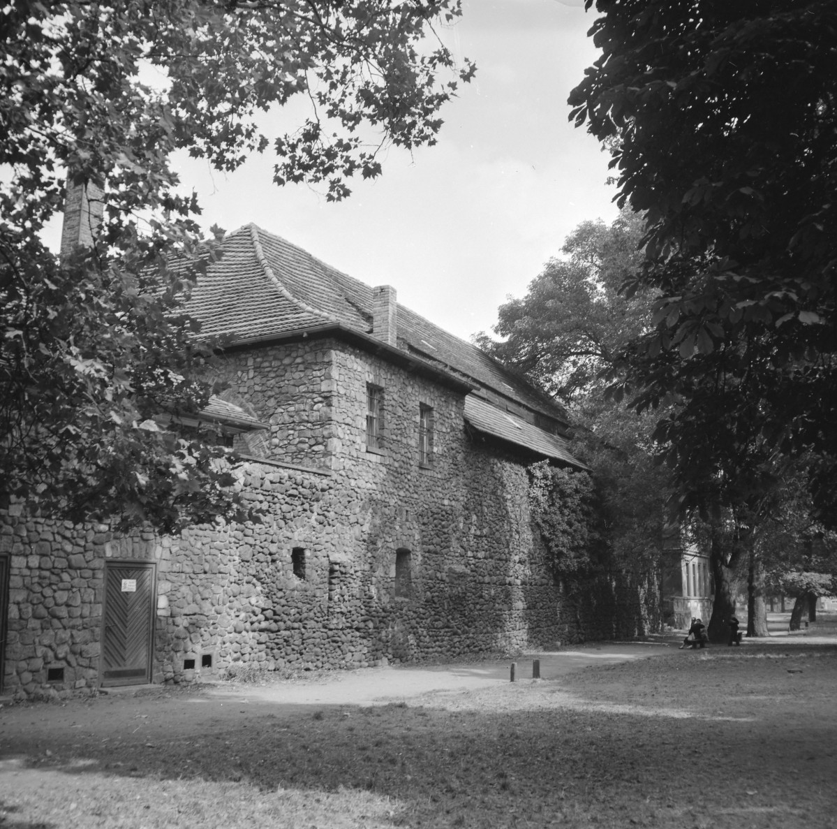 mury miejskie - fragment, skan 1