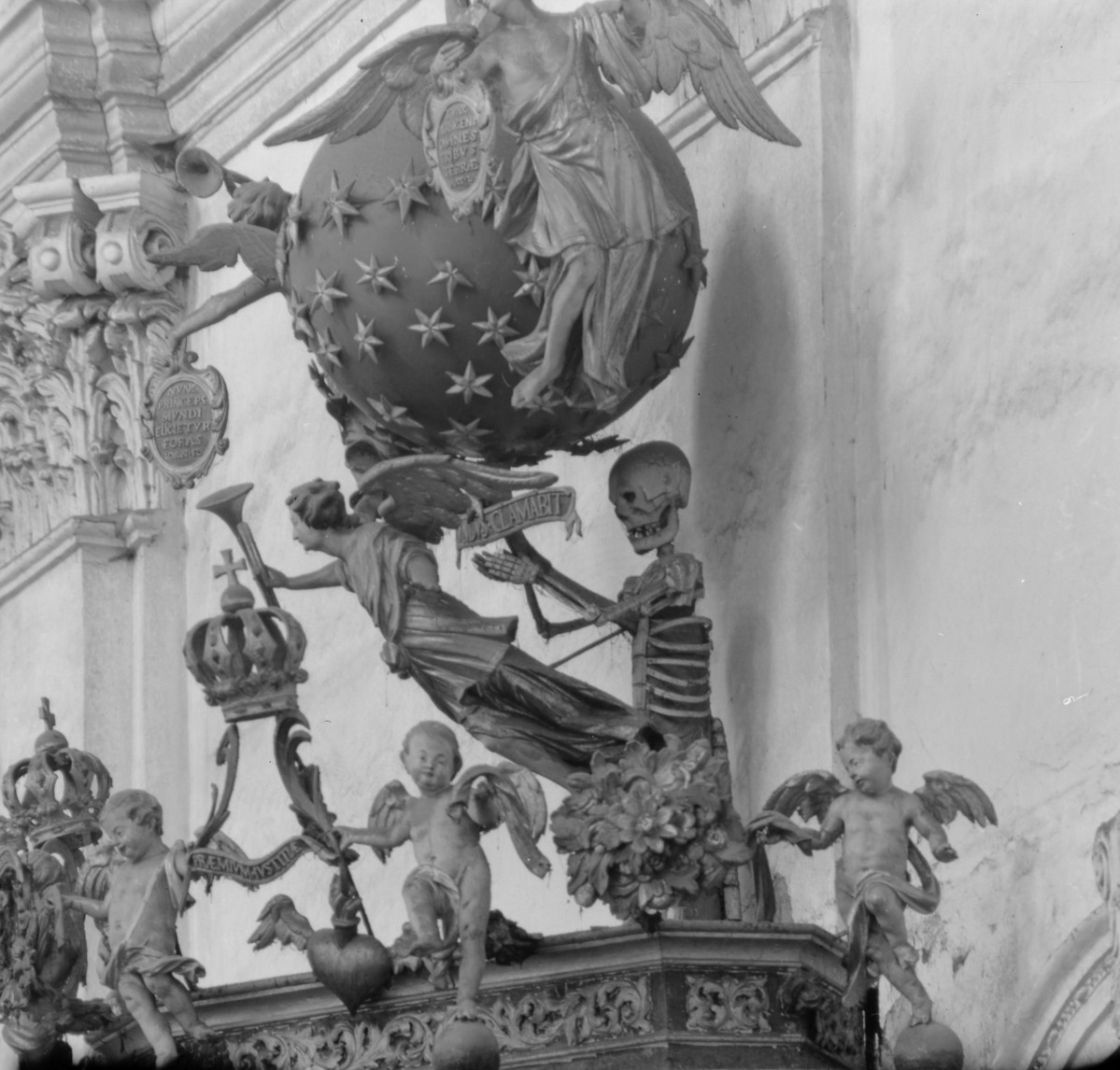 Bazyliki Wniebowzięcia NMP - wnętrze: ambona, detale baldachimu, skan 1