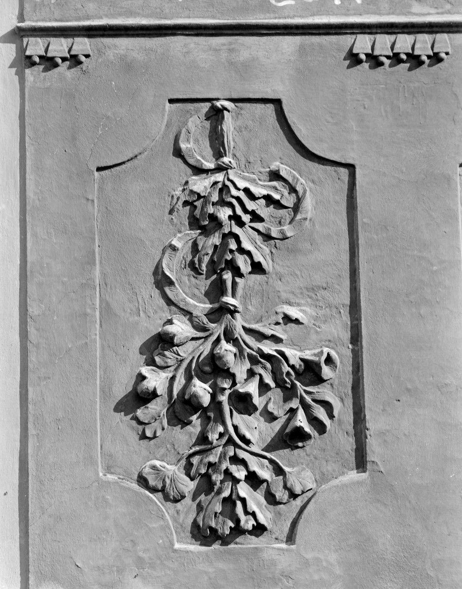 sanktuarium św. Jadwigi Śląskiej - elewacja, zdobienie motywem roślinnym, skan 1