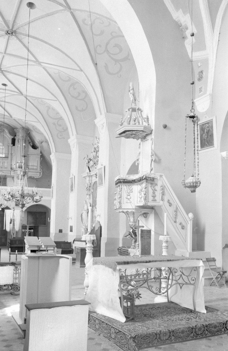 Kościół św. Stanisława Biskupa i Męczennika i św. Małgorzaty - wnętrze. Sklepienie kolebkowe z lunetami. Fragment empory i prospektu organowego. Ambona., skan 1