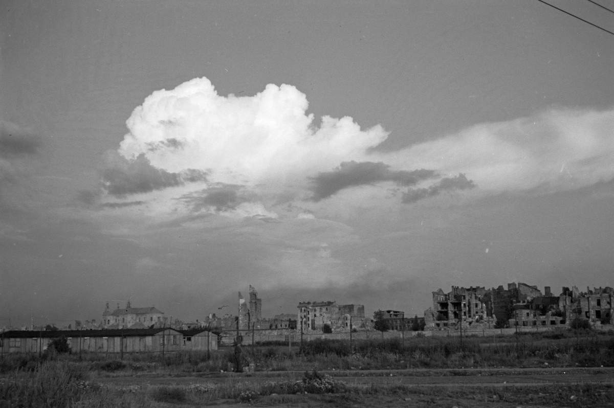 Widok na ruiny zabudowy miasta. Panorama ruin., skan 1