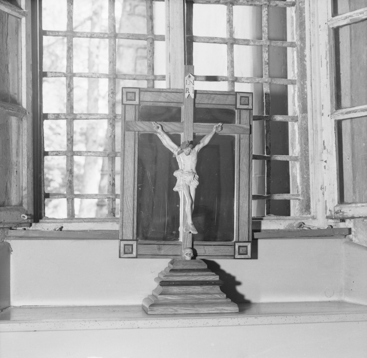 klasztor ss. Mniszek Benedyktynek - kościół pw. Najświętszej Maryi Panny i św. Wojciecha - wnętrze - krucyfiks na zakrystii, skan 1