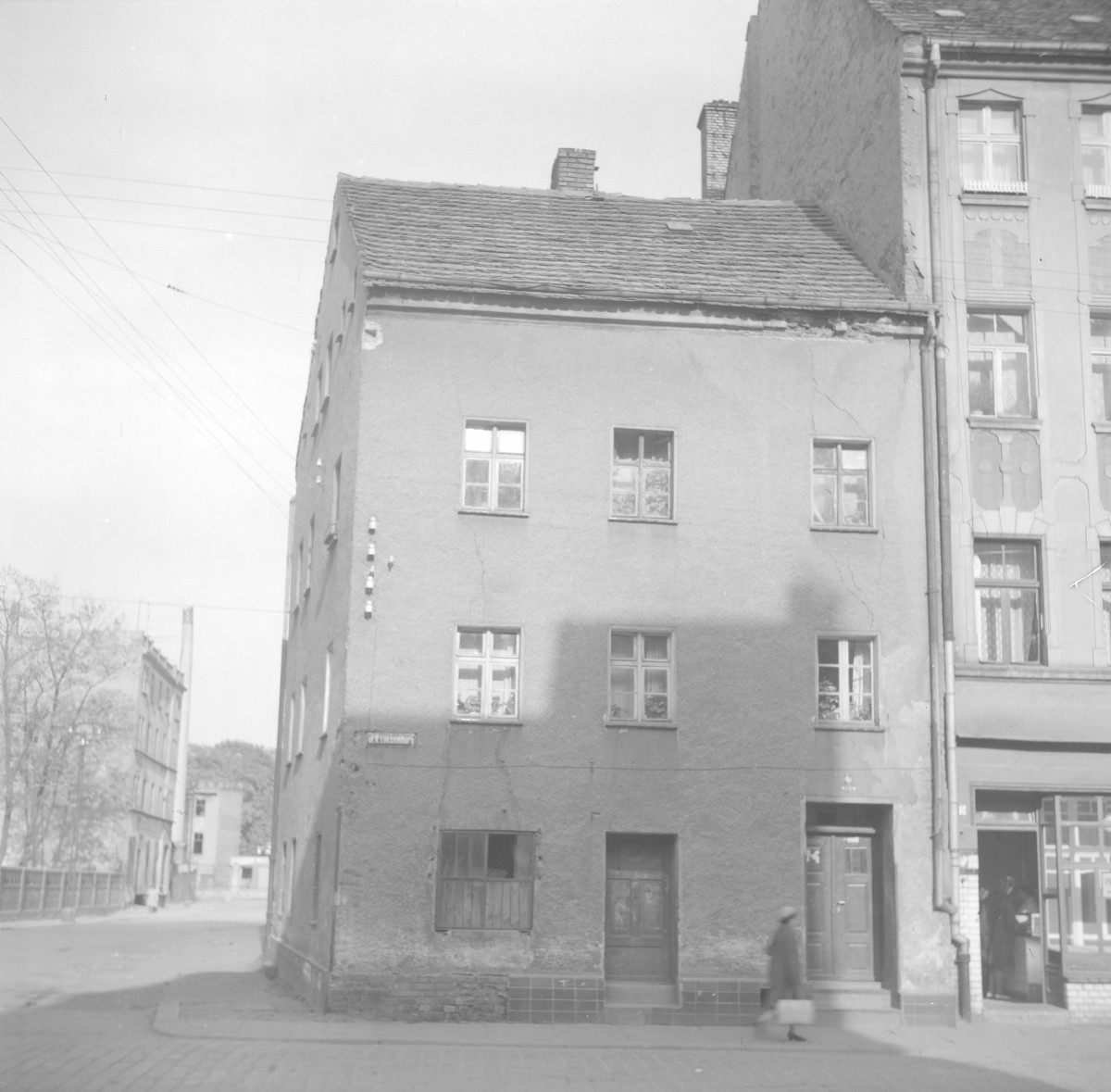 Kamienica - elewacja frontowa. Dom narożny., skan 1