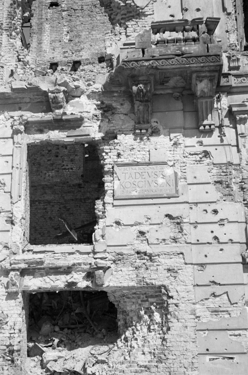 Ratusz dawny pałac Jabłonowskich - zniszczona fasada. Widok od strony placu Teatralnego. Ruiny z tablicą pamiątkową., skan 1