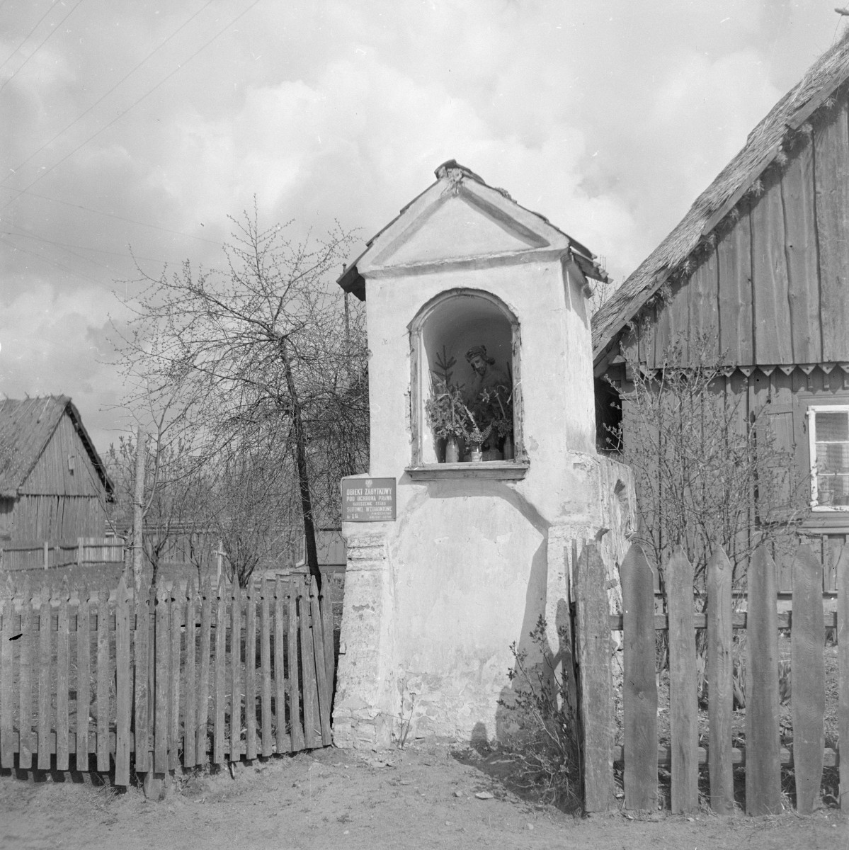 kapliczka przydrożna domkowa murowana, skan 1