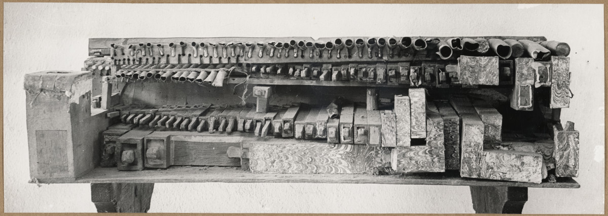 Muzeum Diecezjalne - organy przenośne, fragment wnętrza, widok na ułożone poziomo piszczałki, skan 1